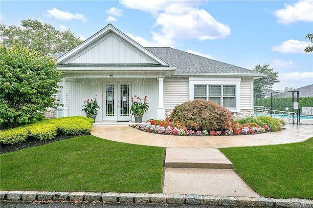 view of front of property featuring a porch and a front yard