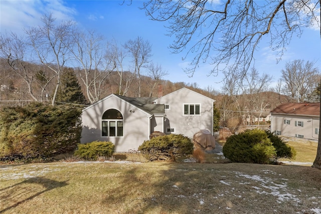 view of front of home with a front lawn