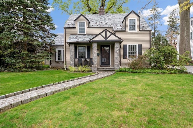 view of front facade featuring covered porch and a front lawn