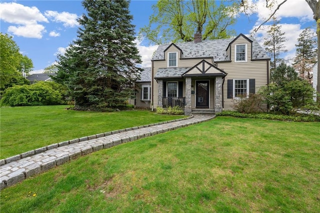 view of front of home featuring a front lawn