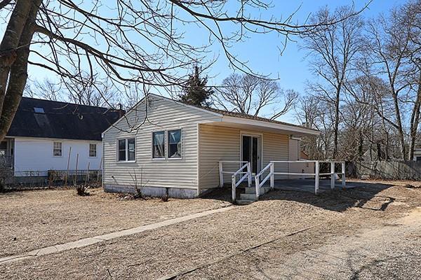 view of front facade featuring crawl space and fence