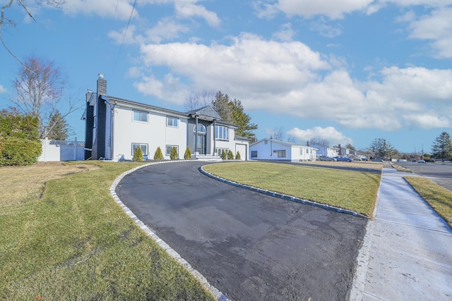 view of front of home featuring a front yard