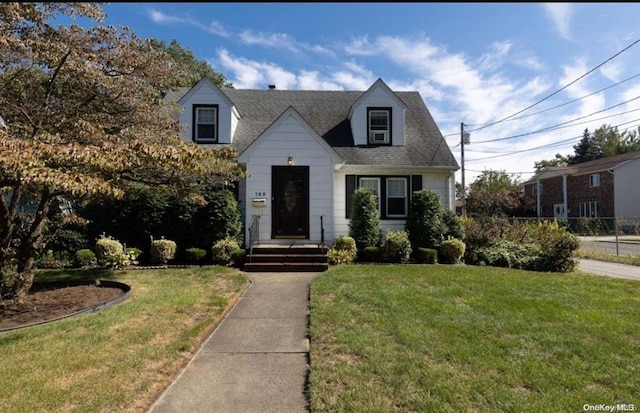 view of front of property featuring a front yard