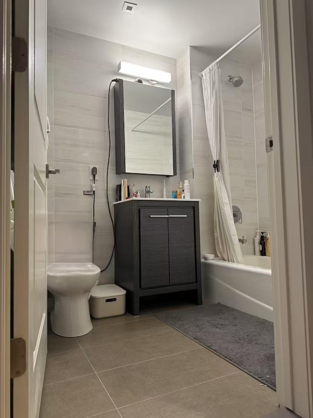 full bathroom with tile patterned floors, toilet, vanity, and shower / bath combo