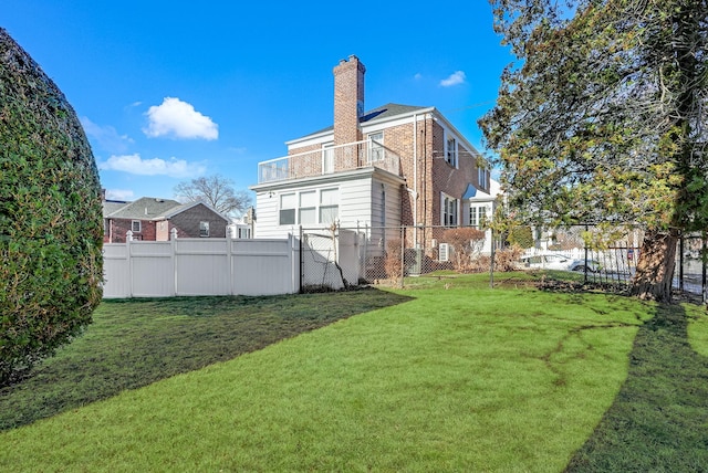 view of yard featuring a balcony