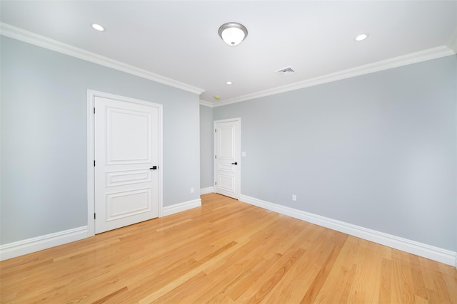 unfurnished room featuring light wood-style flooring, recessed lighting, visible vents, baseboards, and crown molding