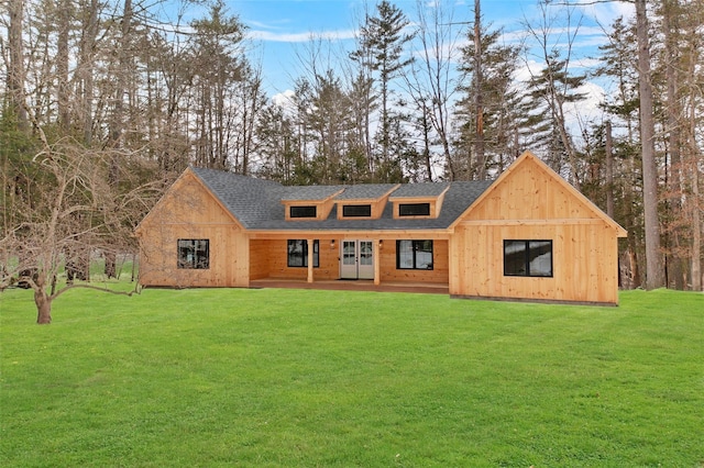 view of front of house featuring roof with shingles and a front lawn