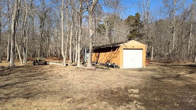 view of yard with a garage and an outdoor structure