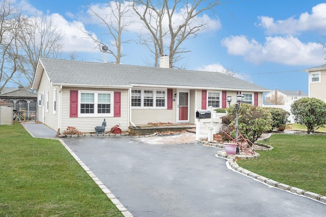 view of front of property featuring a front lawn