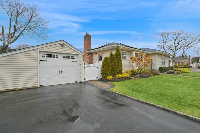 view of front facade featuring a front yard