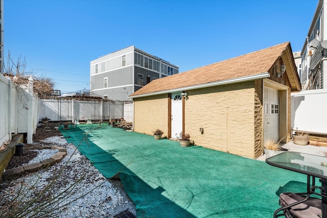 view of yard featuring an outdoor structure and a fenced backyard