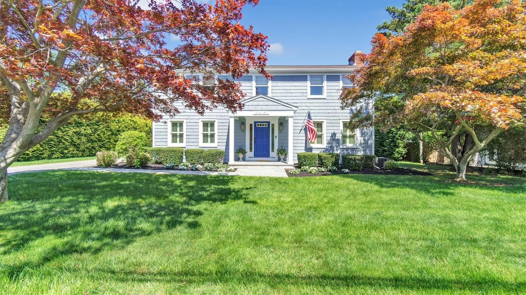 view of front of property featuring a front lawn