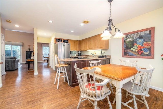 dining space featuring light wood-style floors, baseboards, and recessed lighting