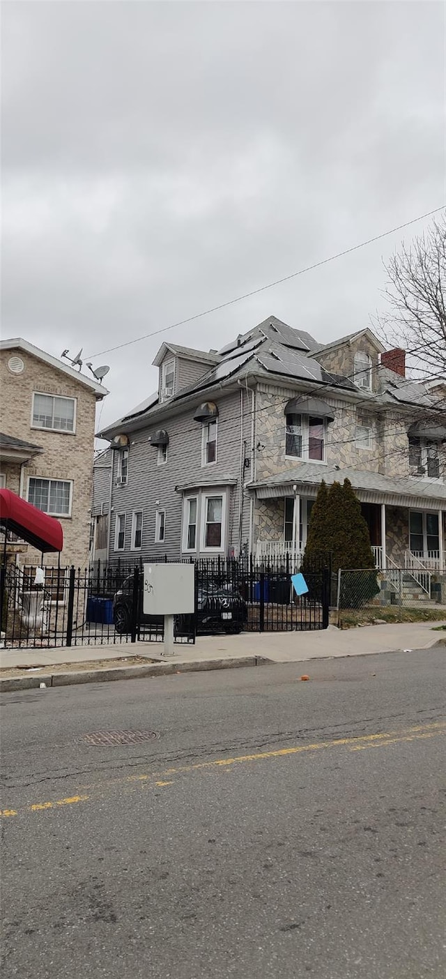 view of front of property featuring a fenced front yard