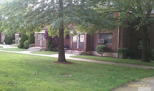 view of front facade featuring a front lawn