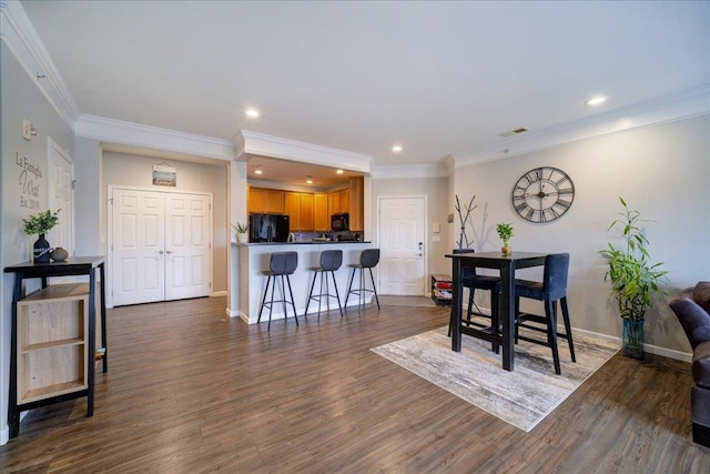 dining space featuring dark wood-type flooring, recessed lighting, visible vents, and baseboards