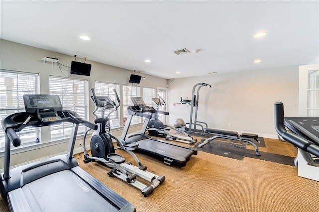 exercise room featuring recessed lighting, visible vents, and baseboards