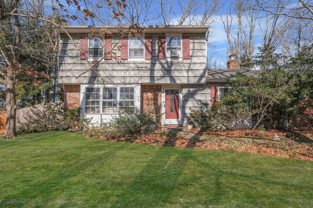 view of front of house featuring a front yard