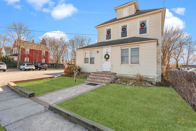 view of front of property featuring a front lawn