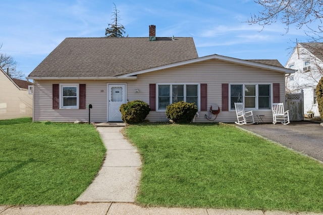 view of front of house with a front lawn