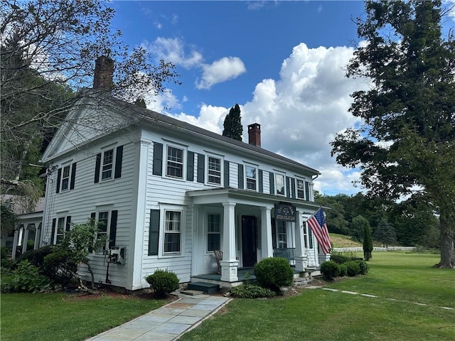 view of front of house featuring a front lawn