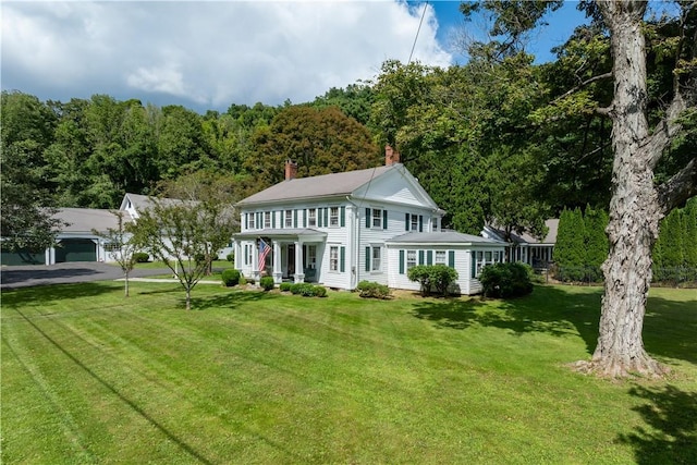 view of front facade featuring a front lawn