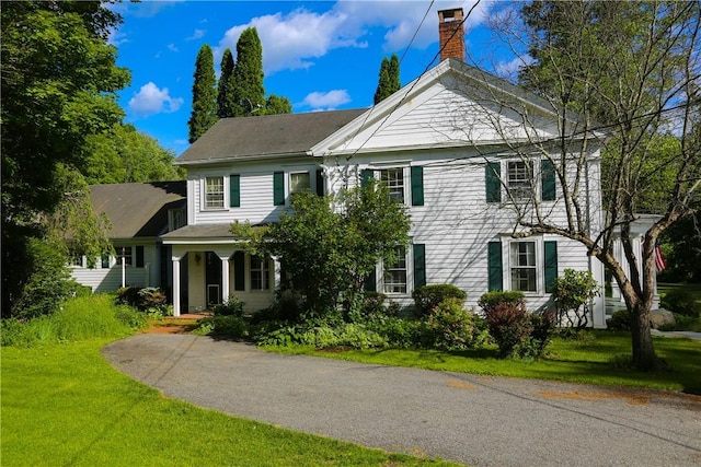 view of front facade featuring a front lawn