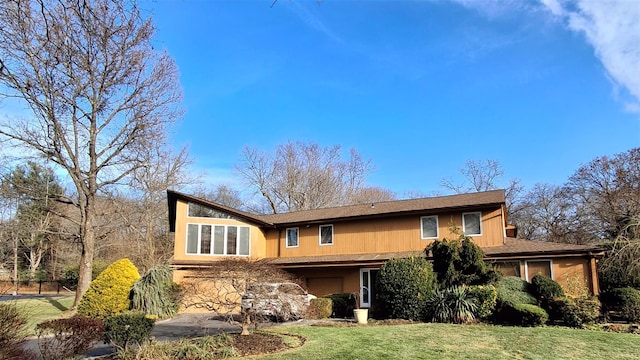 view of front of home with a front lawn