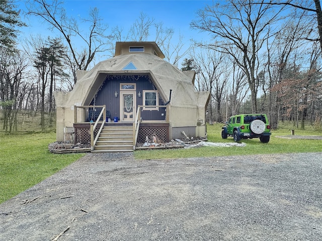 view of front of home featuring stucco siding and a front yard