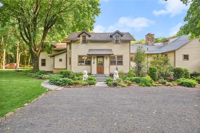 view of front of house featuring a front lawn