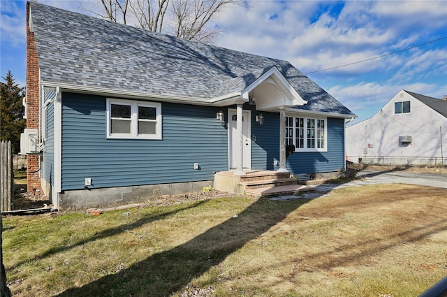 view of front of house with a front lawn