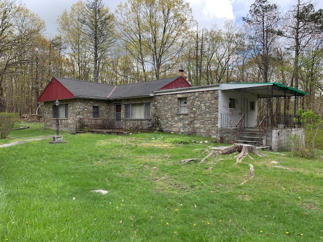 view of front facade with a front yard