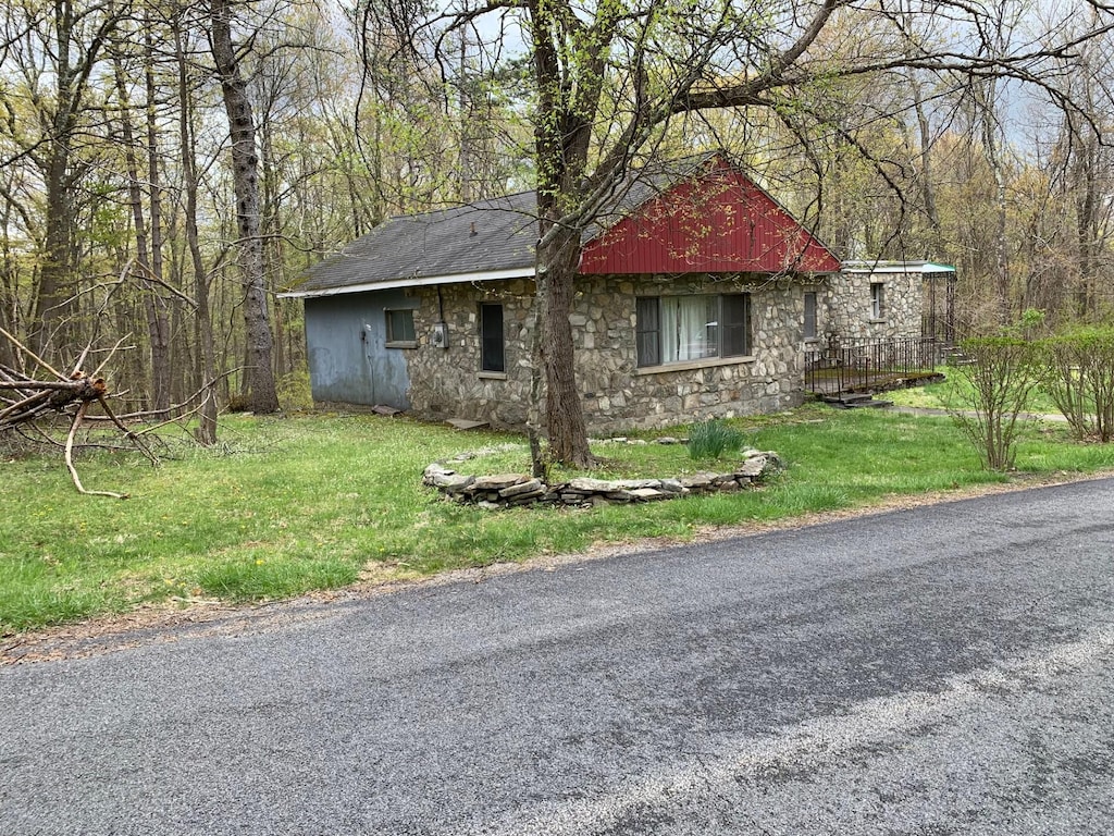 view of side of property featuring a yard