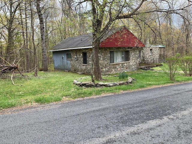 view of side of property featuring a yard