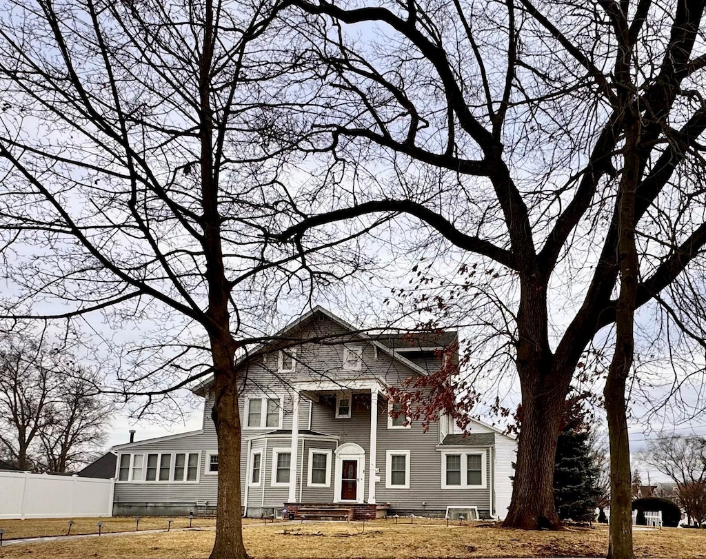 view of front of property