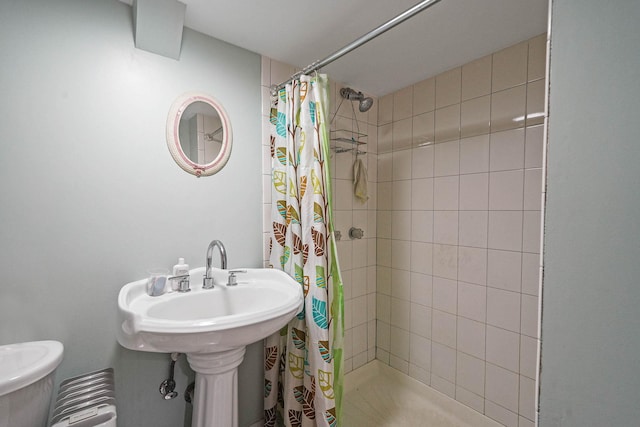 bathroom featuring toilet and curtained shower