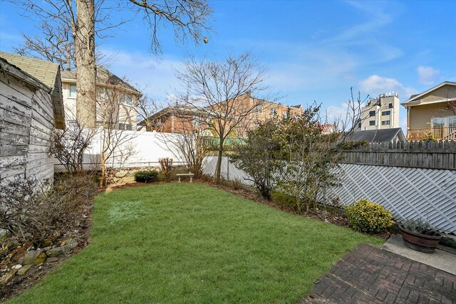 view of yard featuring a fenced backyard