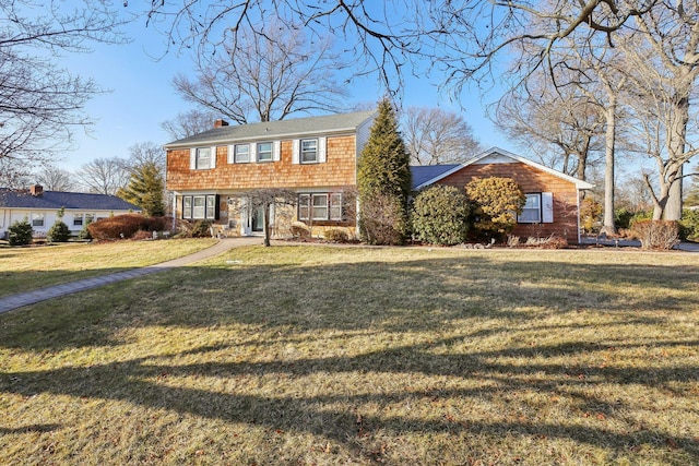 view of front of property featuring a front lawn