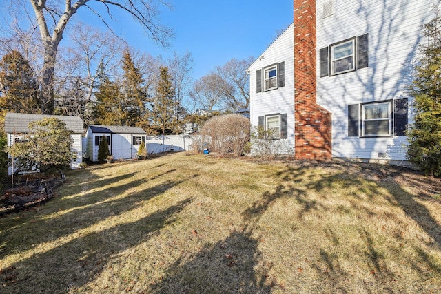 view of yard featuring a shed