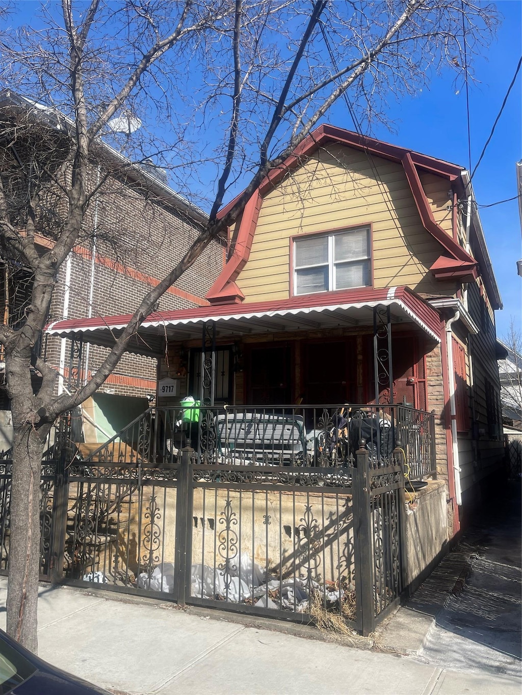 view of front facade featuring a porch