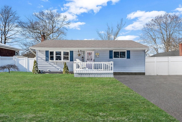 ranch-style house featuring a front yard