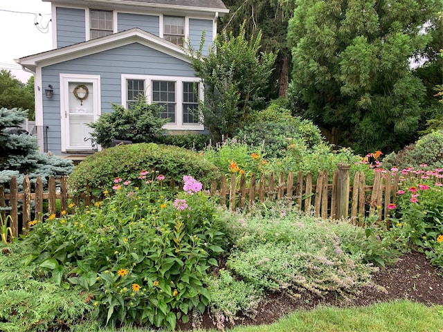 view of front of house featuring fence