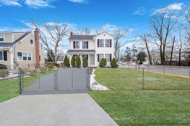 view of front of property featuring a front yard