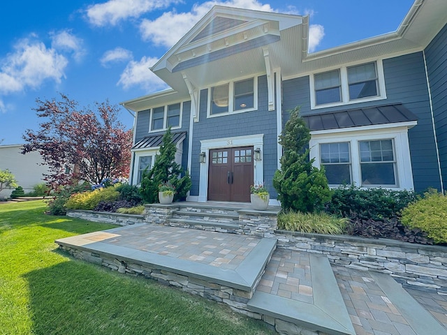 view of front of property featuring a front yard