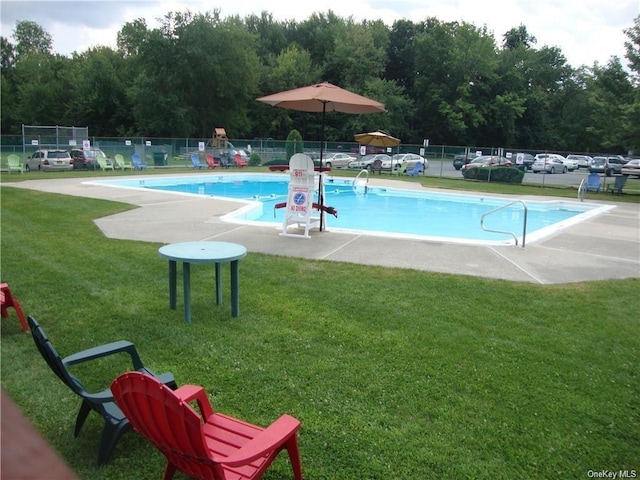 view of swimming pool with a patio and a lawn