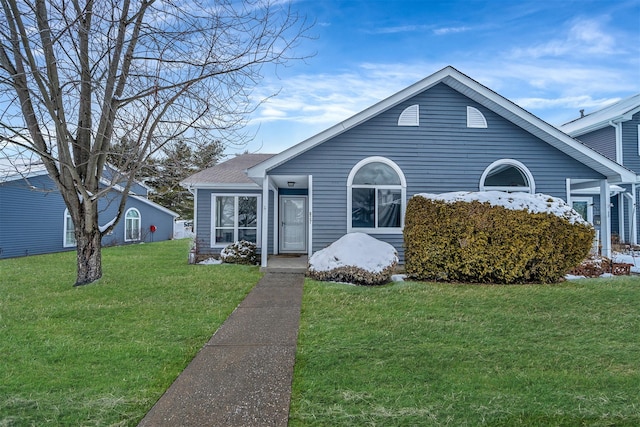 view of front of property featuring a front yard