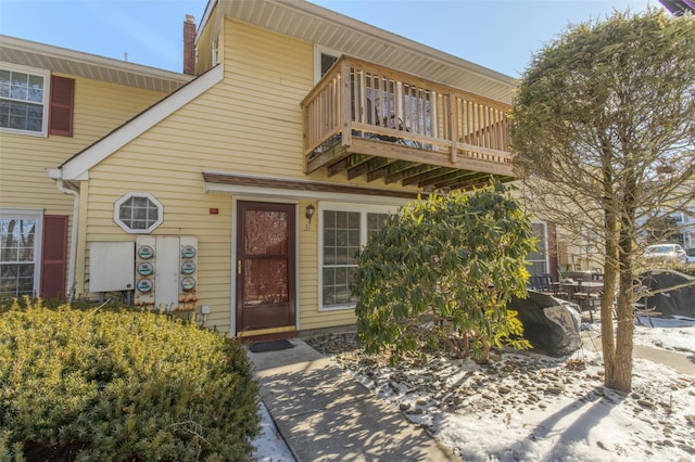 view of front of property featuring a balcony