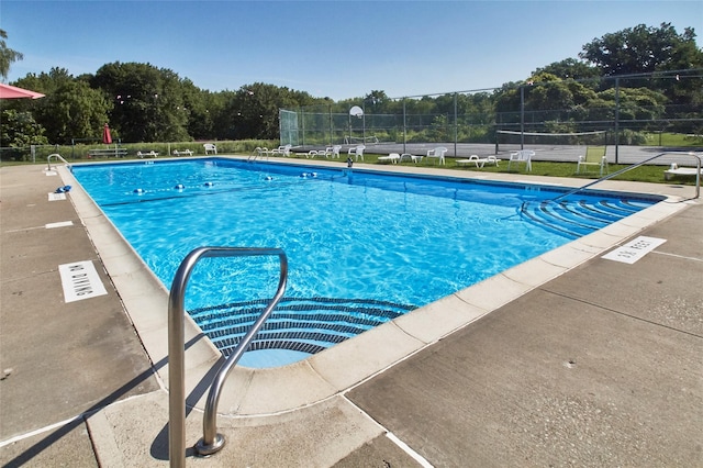 view of swimming pool