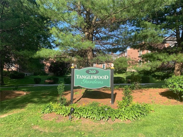 community sign featuring a lawn