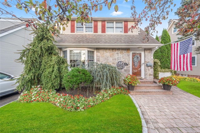 view of front of house featuring a front lawn